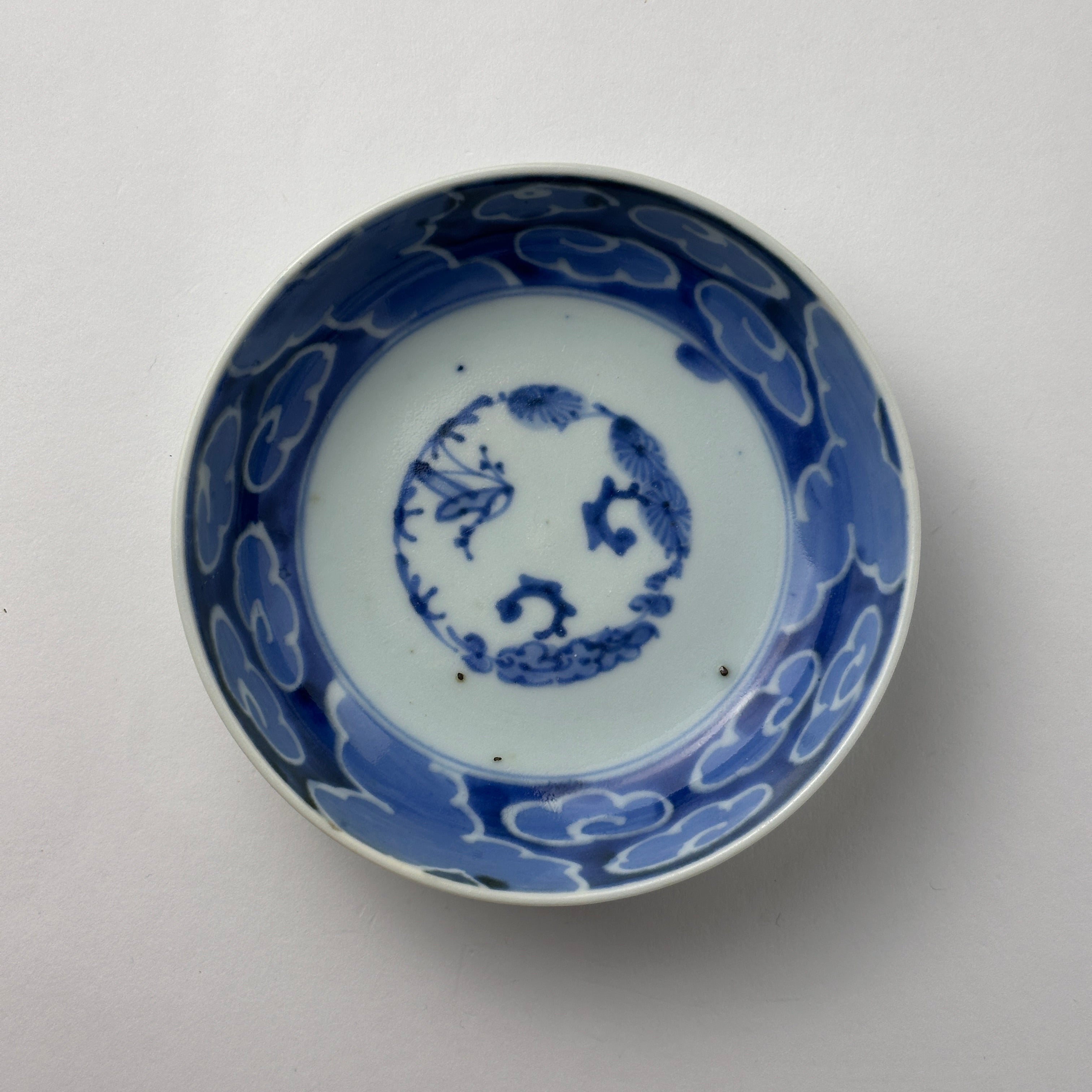 静謐の美、古伊万里染付なます皿 – Kotto Shop