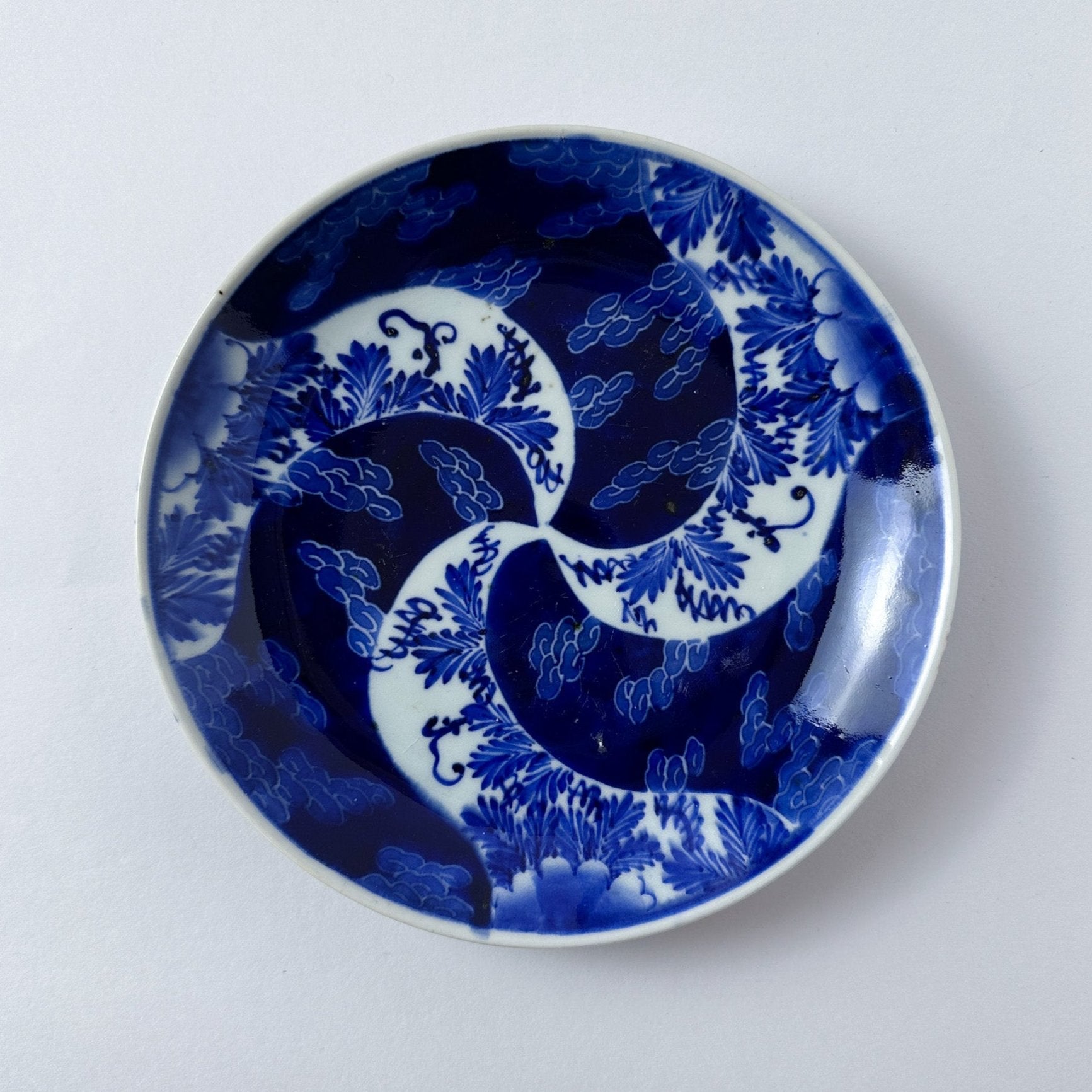 染付の濃淡で描く中皿 – Kotto Shop