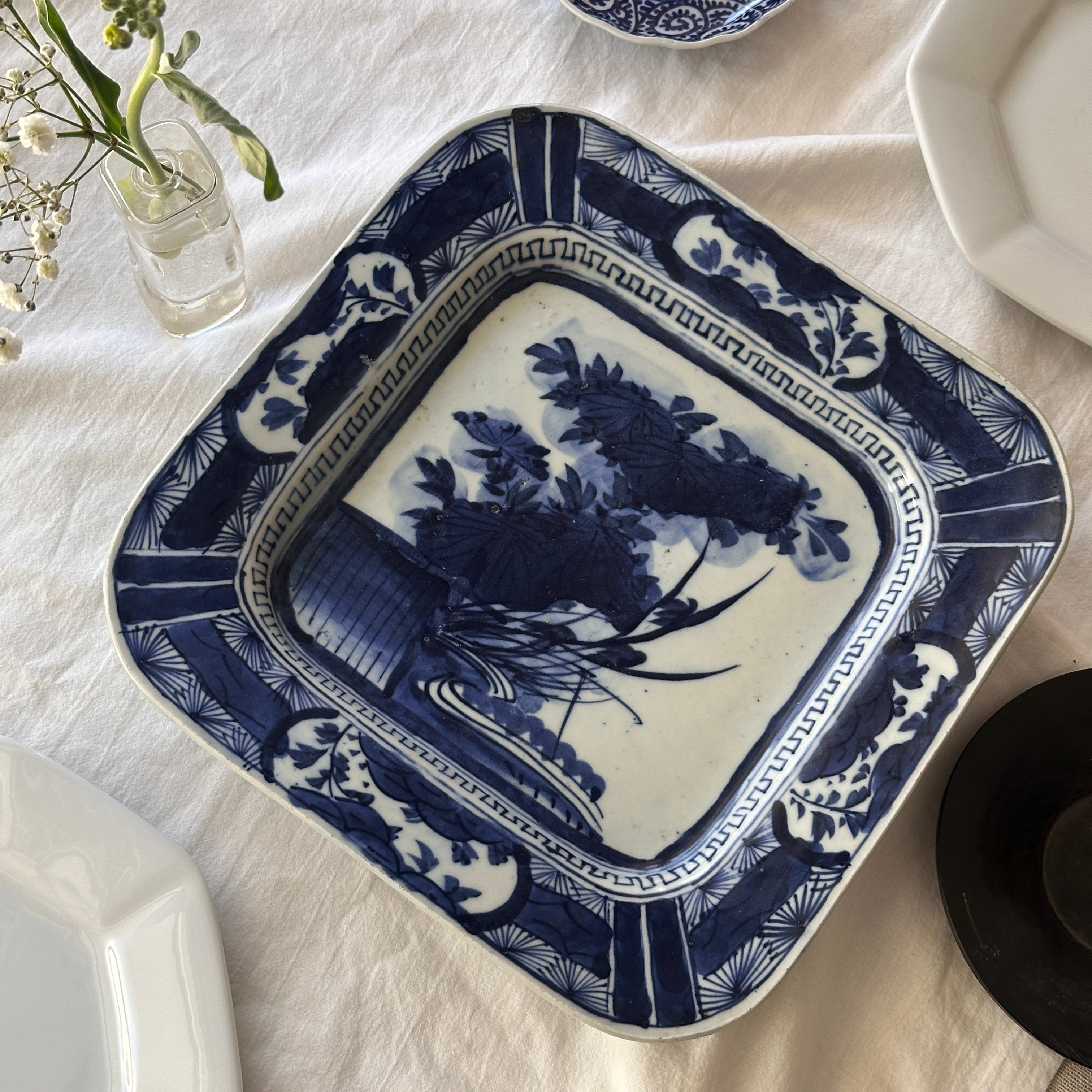 深みのある藍、明治時代のベロ藍角皿 – Kotto Shop