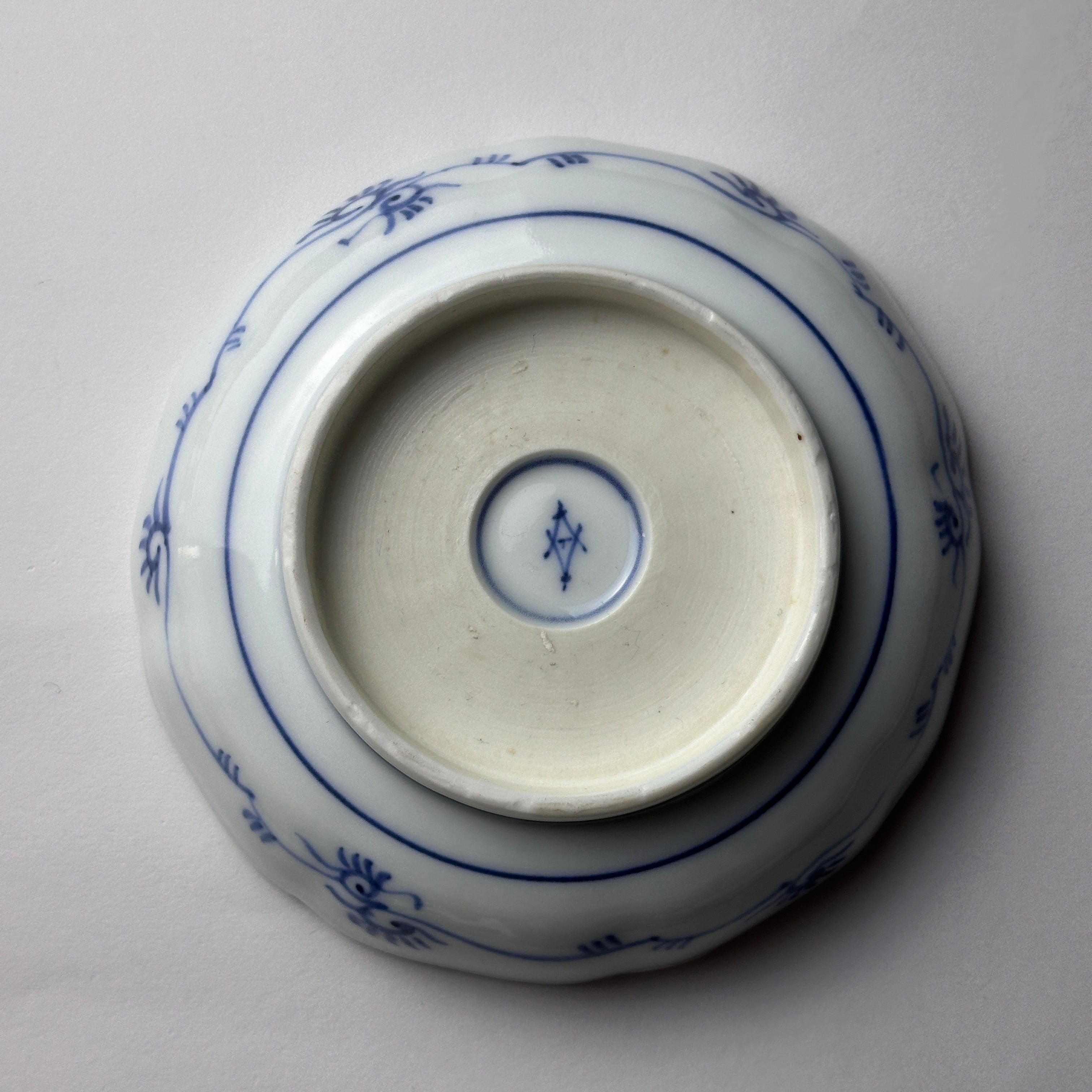 時を刻む、染付風景文の輪花皿 – Kotto Shop