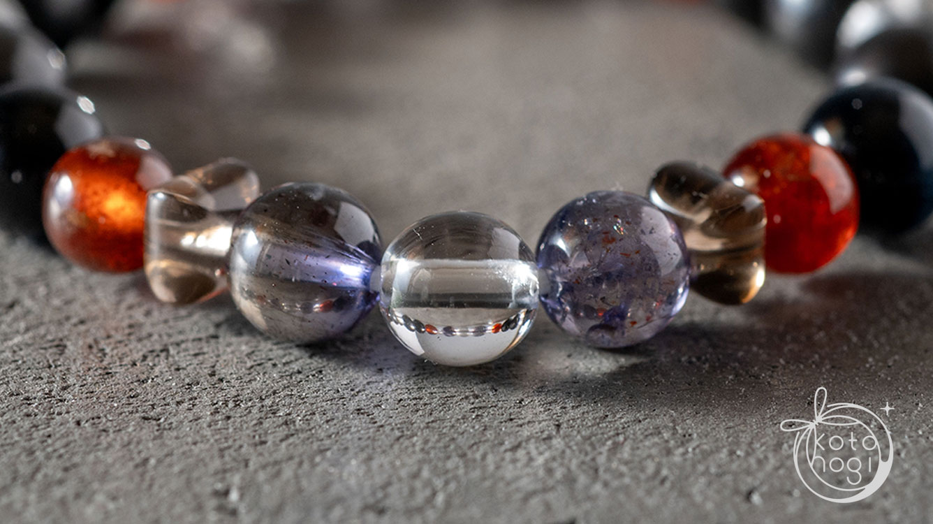 アイオライトサンストーン - 天然石で作るお守りブレスレット、お守り