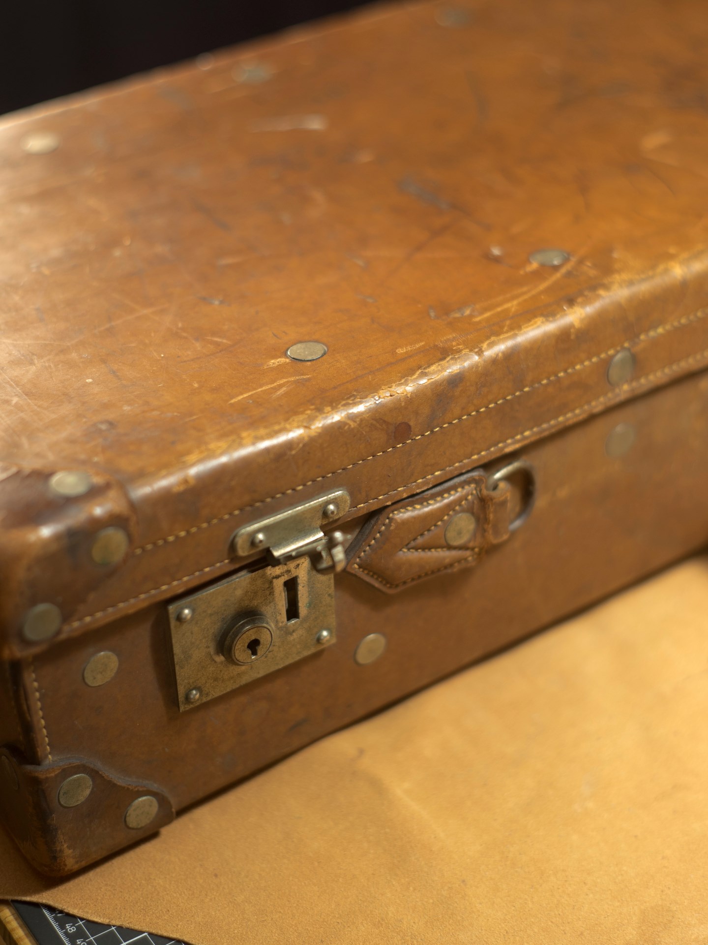 推定91歳の革トランクのリペア その1 | kumosha