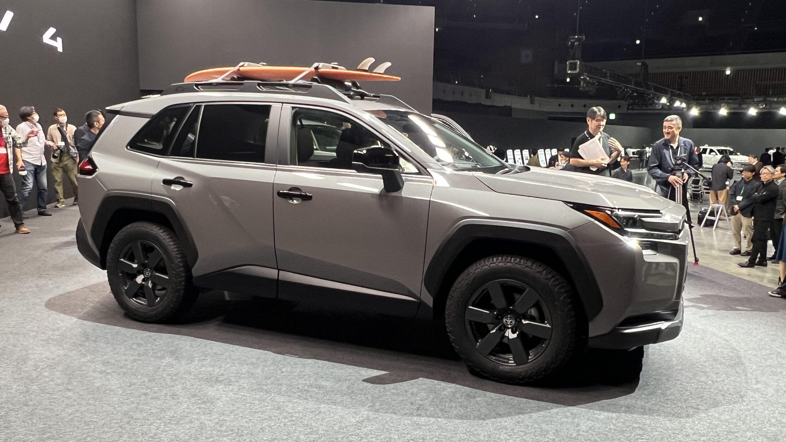 新型トヨタRAV4の人気色「アーバンロック」はアウトドアすぎる？？新色