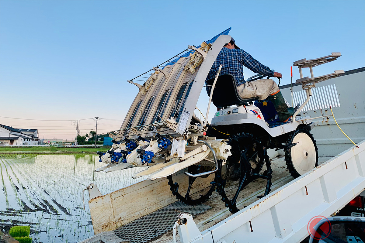 なぜナンバー付でも「田植機」は公道走れない？ 農業支える「田植機