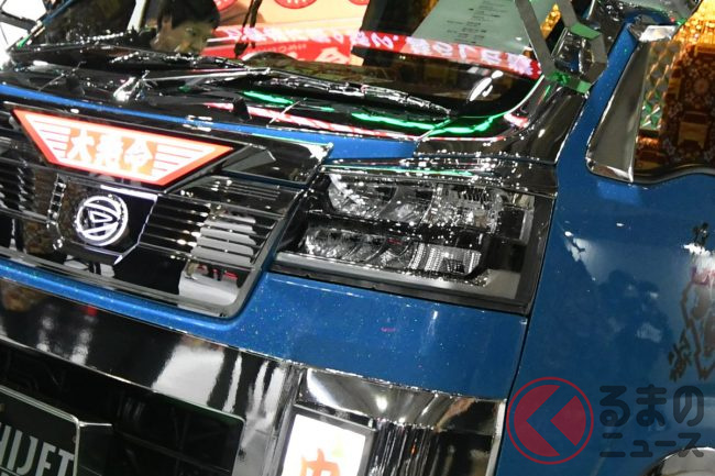 なぜダイハツが「ちいさいデコトラ」本気でつくった？ 10連テールに金