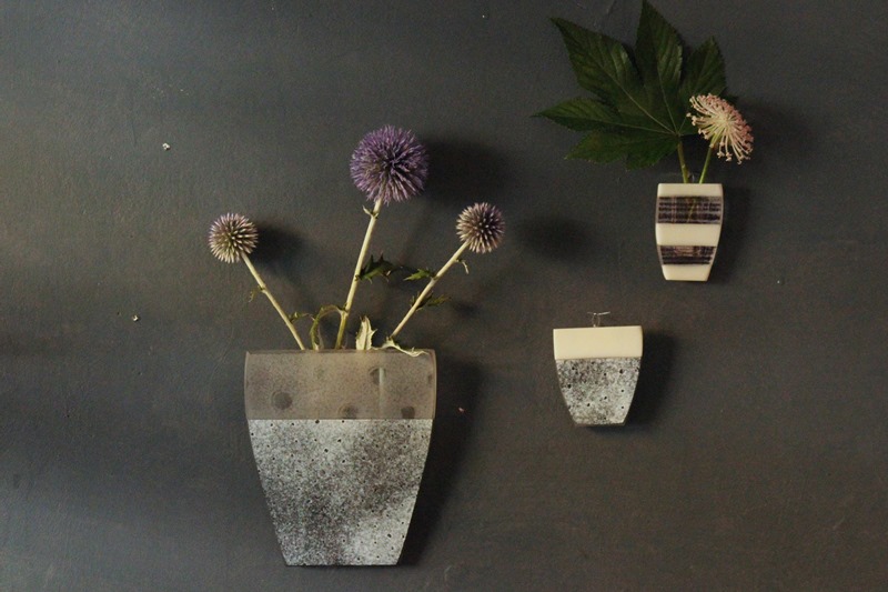 井上枝利奈さんの、壁にかける平べったい花入れ | 暮らしとおしゃれの