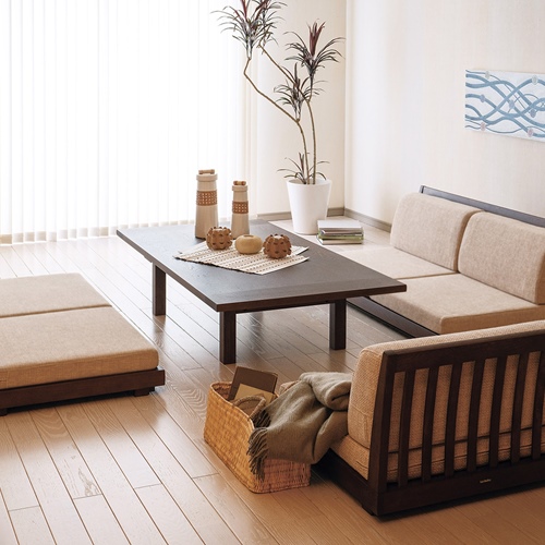 脚をたためば座椅子に早変わりするソファ。【カリモク家具】のロー