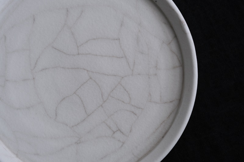 貫入”の奥深さと使いやすさと「megumi tsukazaki」のリム皿 | 暮らしと