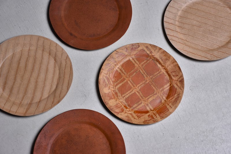 食卓にリズムが生まれる 十場天伸さんの漆スリップ | 暮らしとおしゃれ