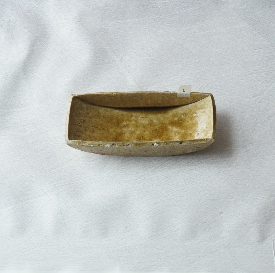 安達 健】茶灰釉 六寸舟形鉢 2025 – クラシコサエル