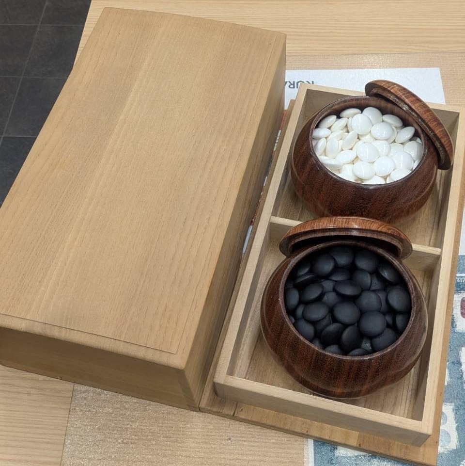 囲碁道具の最高峰──本蛤碁石・那智黒石・本榧碁盤を松山で買取いたし