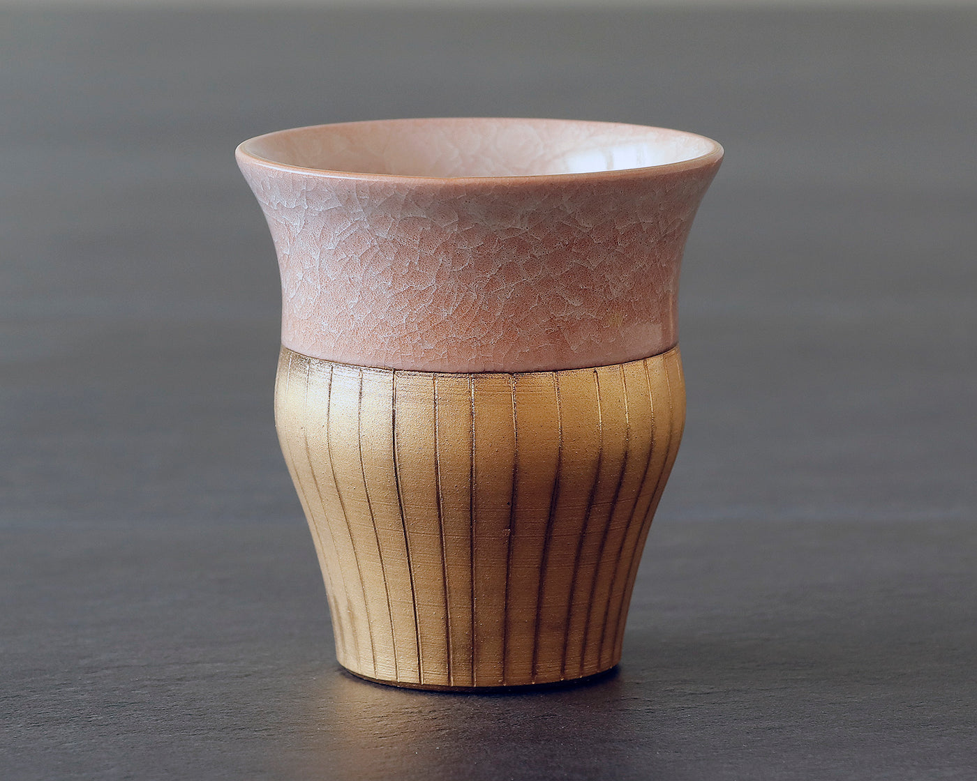 京焼・清水焼〉 陶仙窯「亀甲貫入釉 金彩 ストライプカップ / ピンク