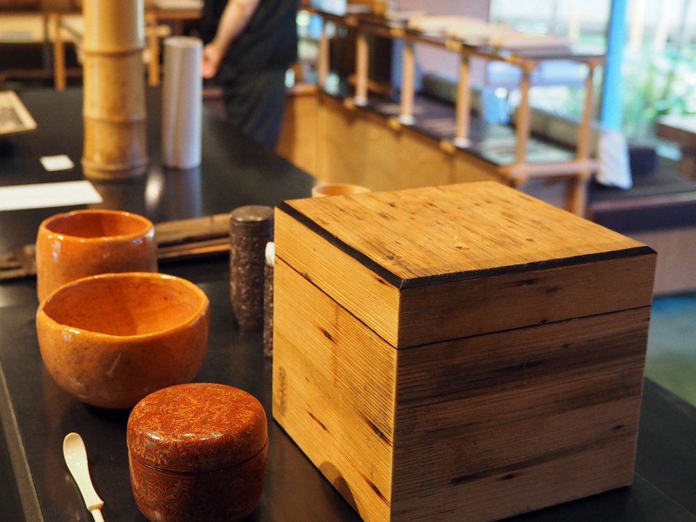 京都府西部、国宝茶室を有する「庵」の古材が茶道具に変身 長岡京市の