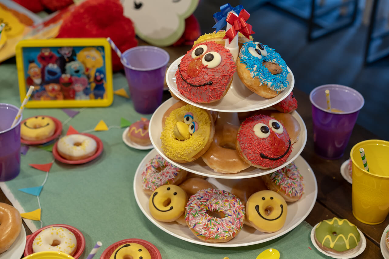 セサミストリートとクリスピー・クリーム・ドーナツが可愛すぎるコラボ