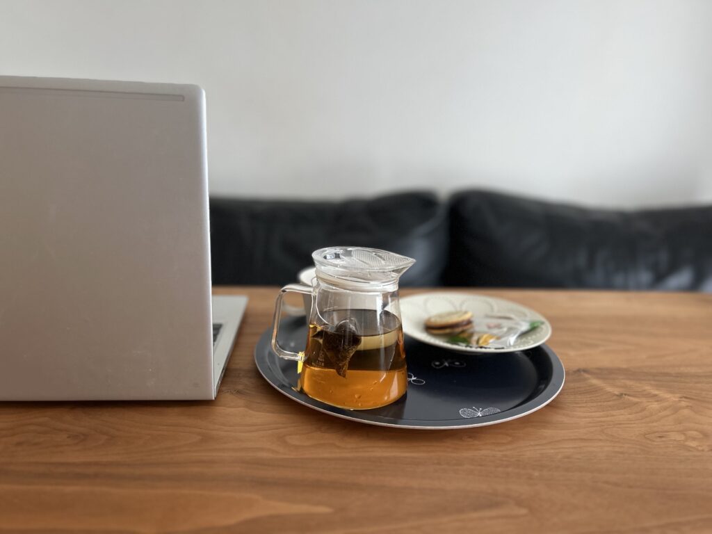 mina perhonen（ミナ ペルホネン）の新作ラウンドトレイと角田淳さんの