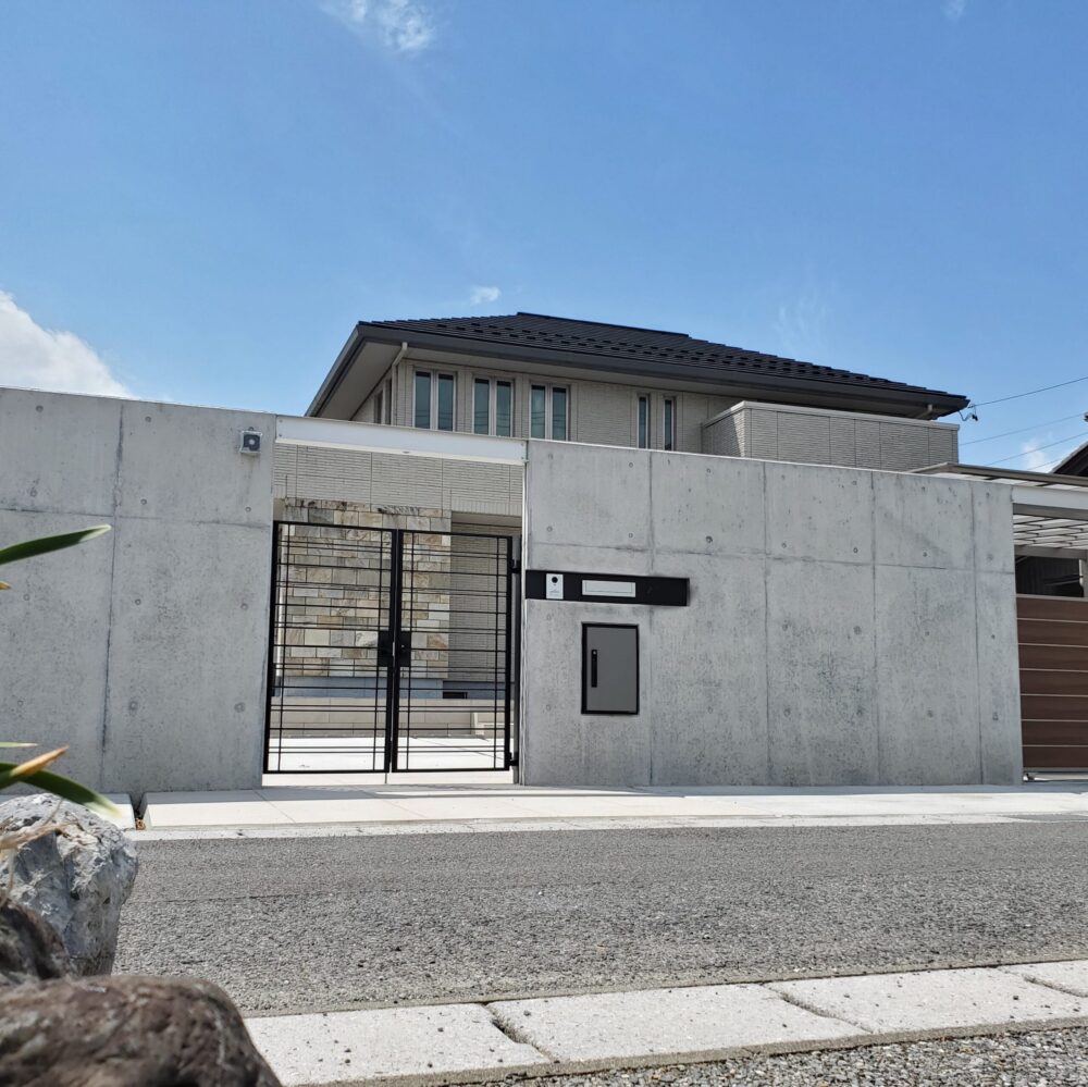 クローズ外構】高さ2.3mのコンクリート壁で重厚感あるエクステリアが