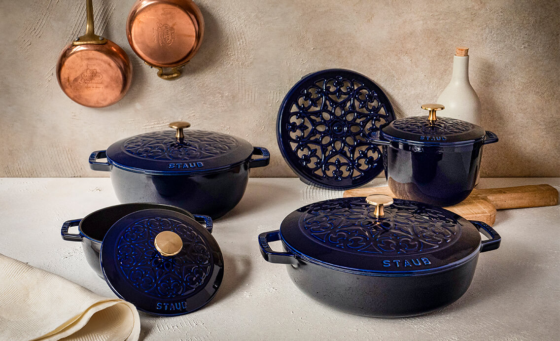 ユリ模様があしらわれたストウブの新作はクリスマスの食卓に最適！ | LEE