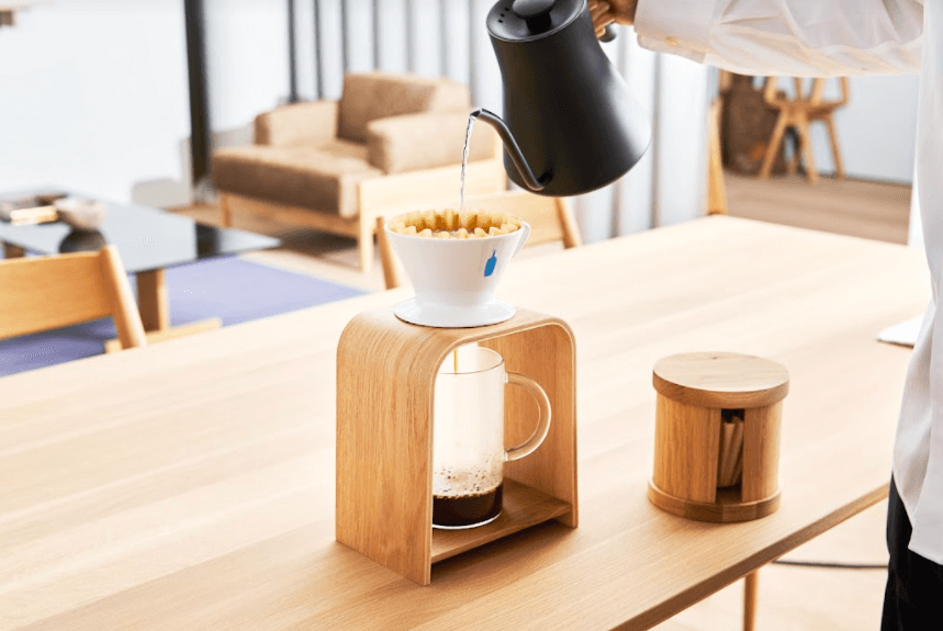 ブルーボトルコーヒーとカリモク家具がコラボ！ ドリッパースタンド