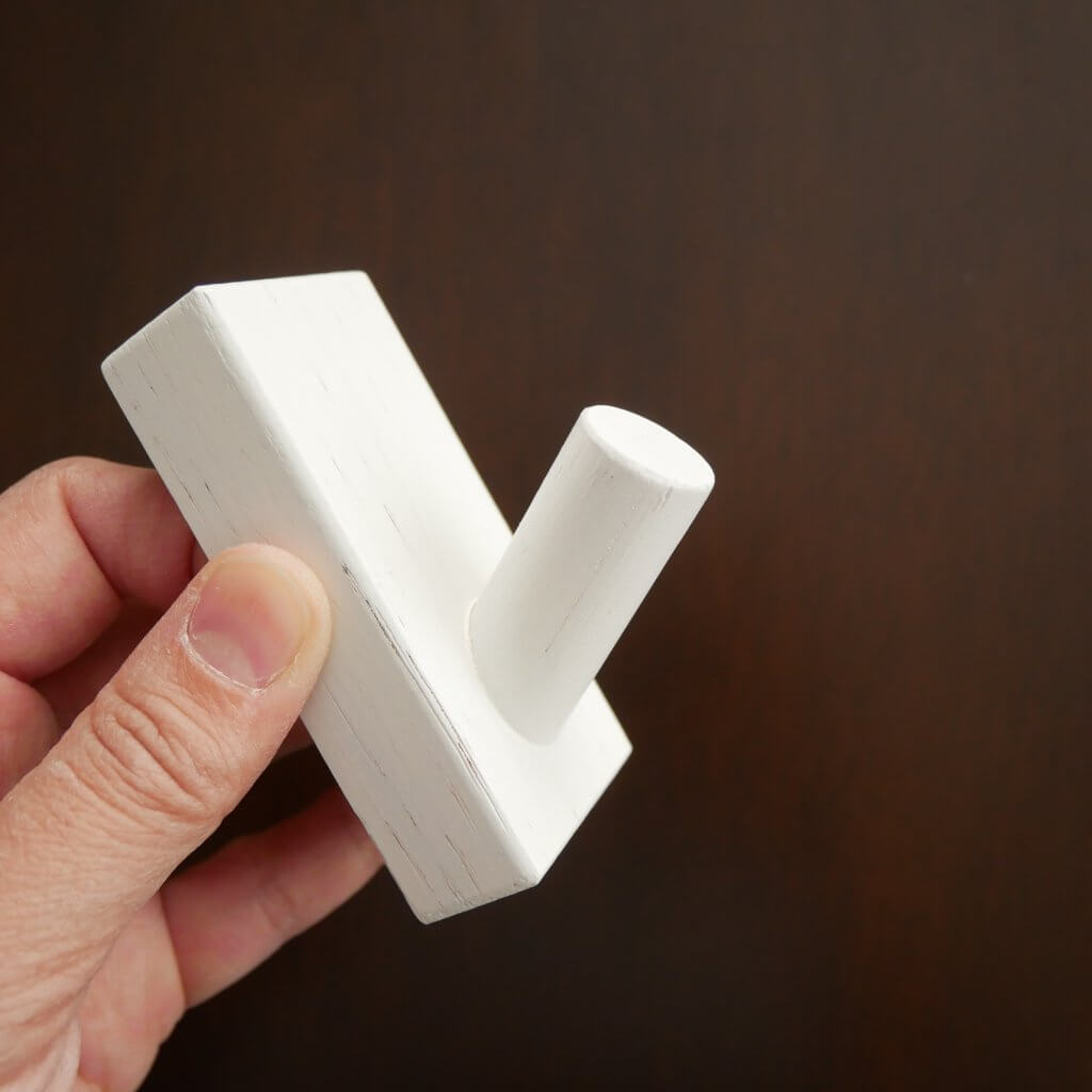 無印良品】壁に付けられる家具フック ライトグレーが壁に馴染む！ | LEE