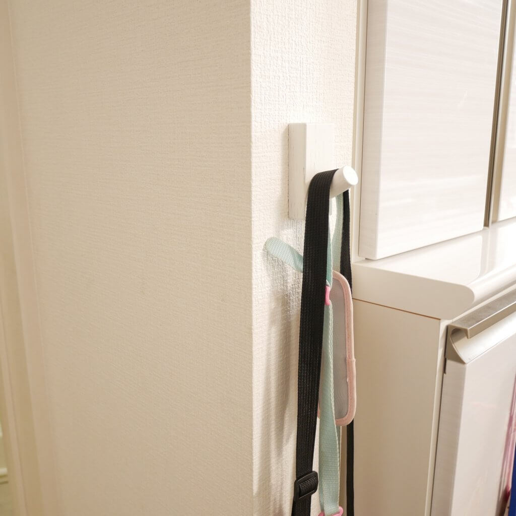 無印良品】壁に付けられる家具フック ライトグレーが壁に馴染む！ | LEE