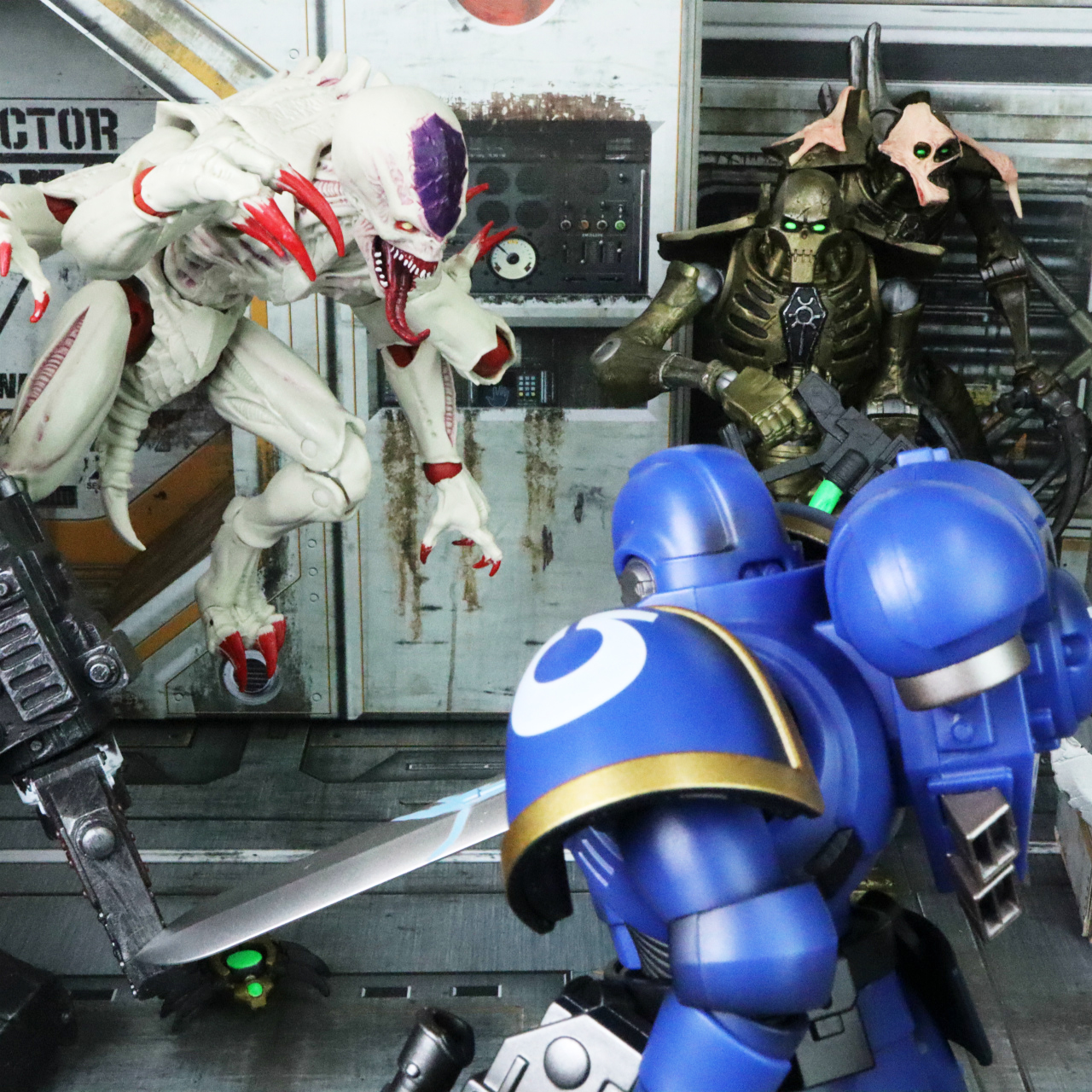 McFarlane Toys WARHAMMER 40,000 NECRON WARRIOR &TYRANID