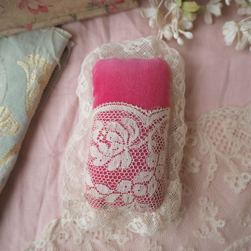 アンティークレースとピンク色ベルベットのピンクッション/四角形と