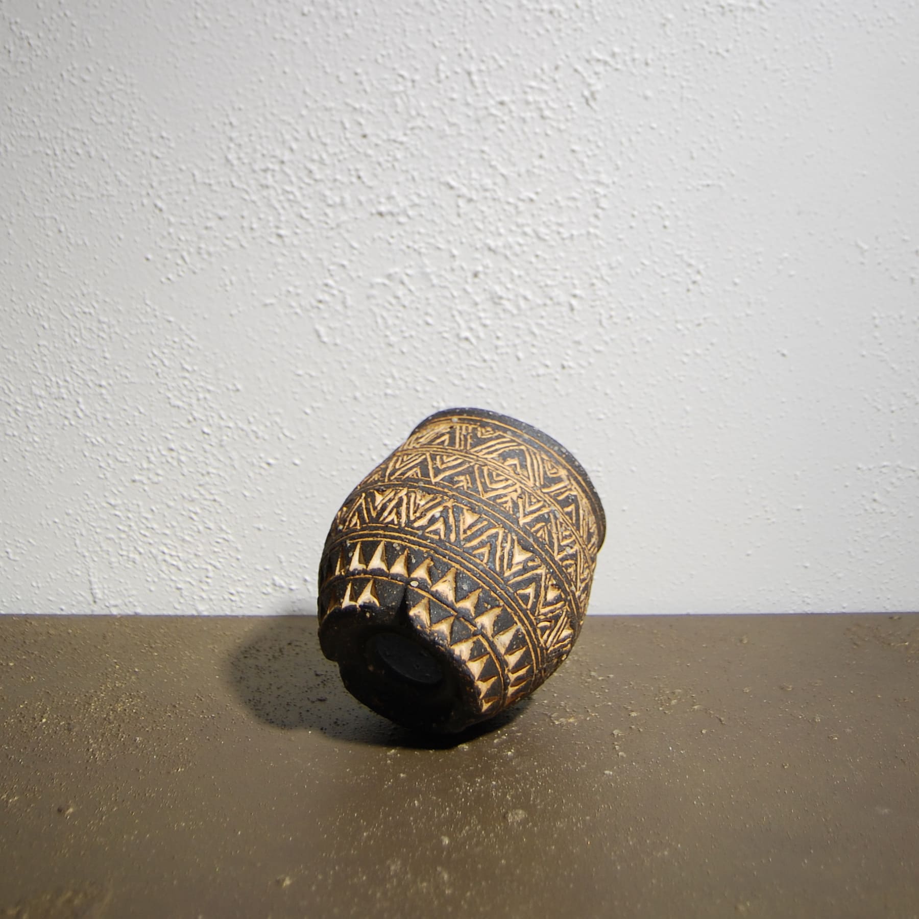 象嵌炭化焼成 刻文壺型植木鉢 242 荻野善史 – linkplants -リンクプランツ-