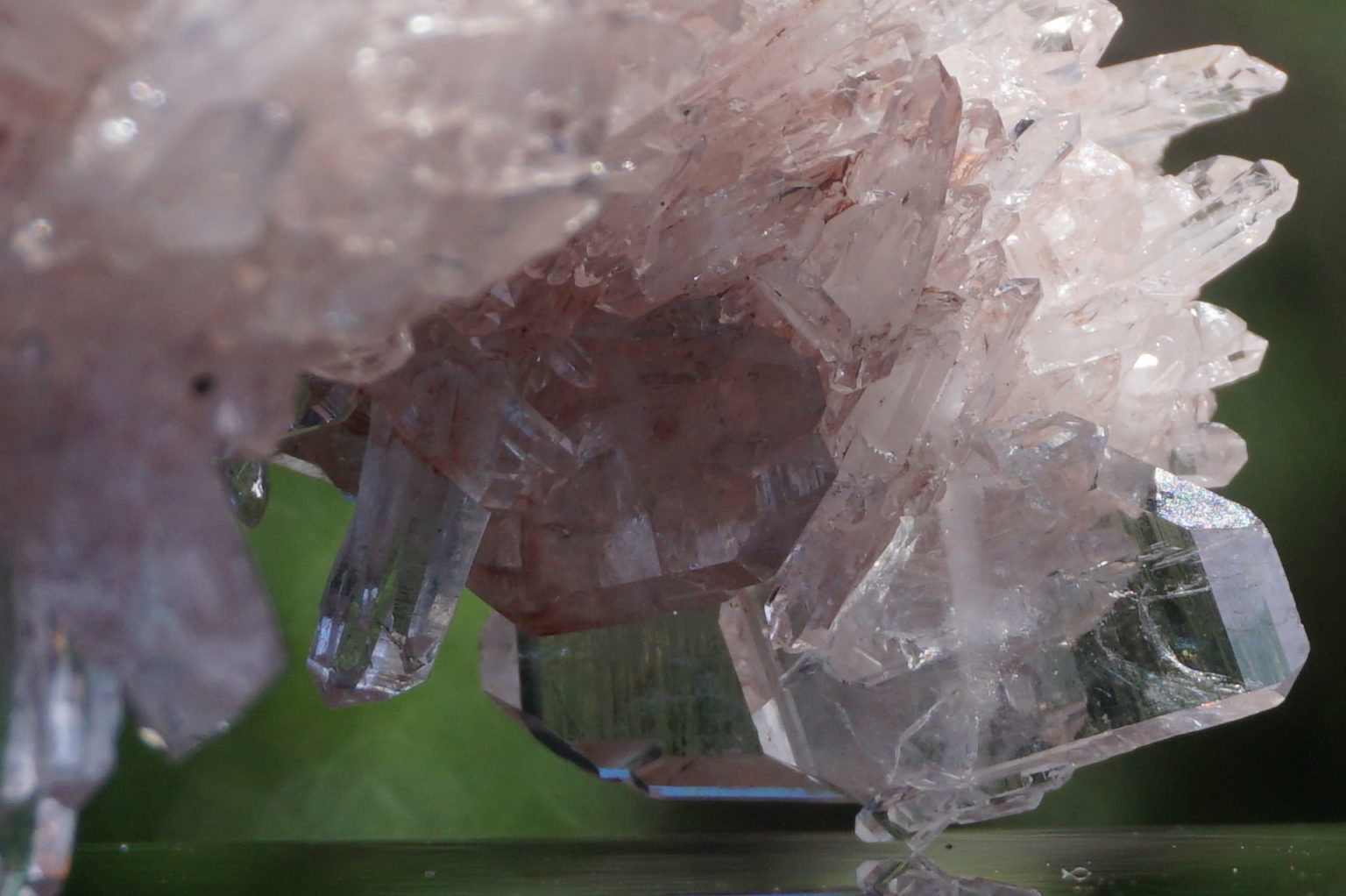 コロンビア産ピンクレムリアン（ファーデンクォーツ クラスター