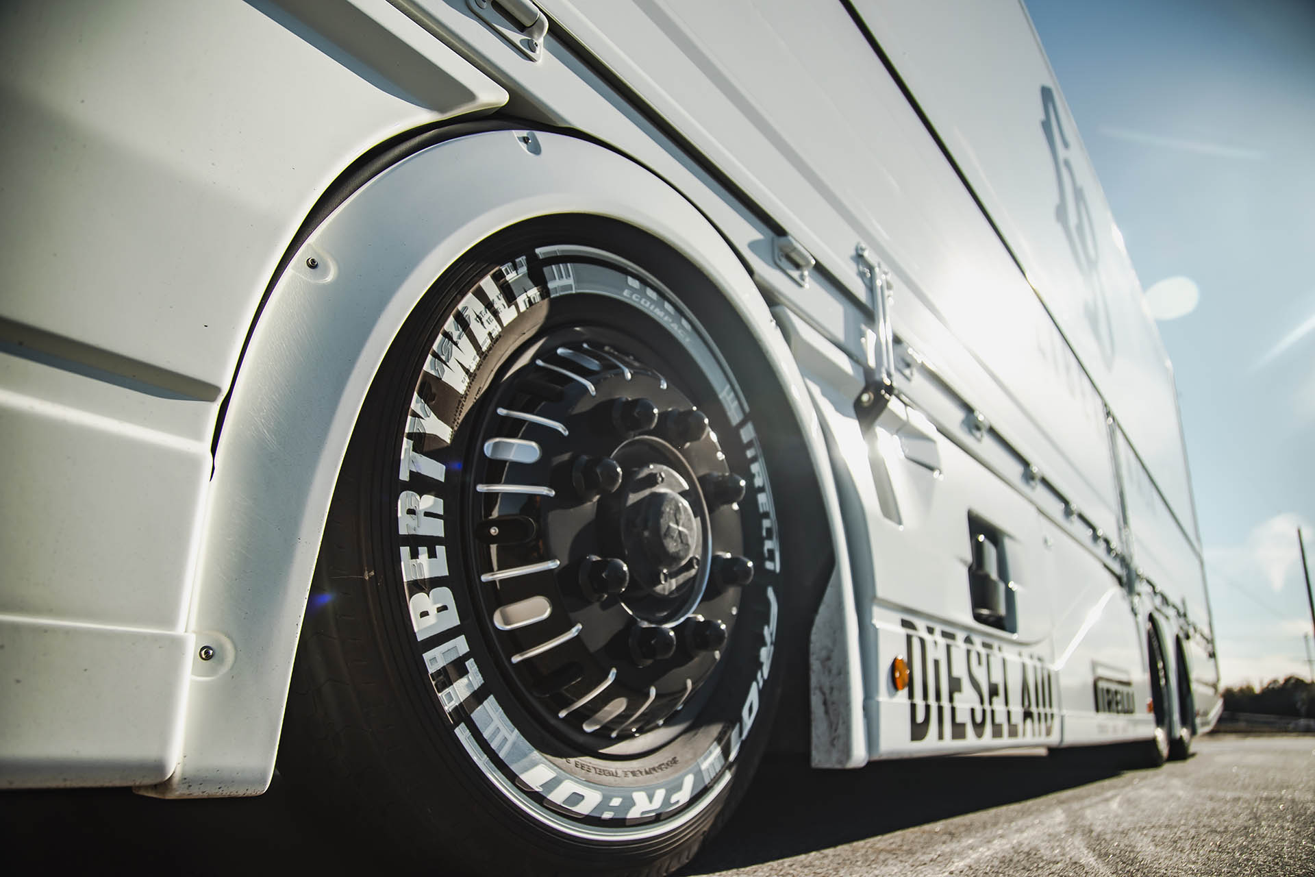 LB-TRUCKS Mitsubishi Fuso SUPER GREAT - LIBERTY WALK | リバティー