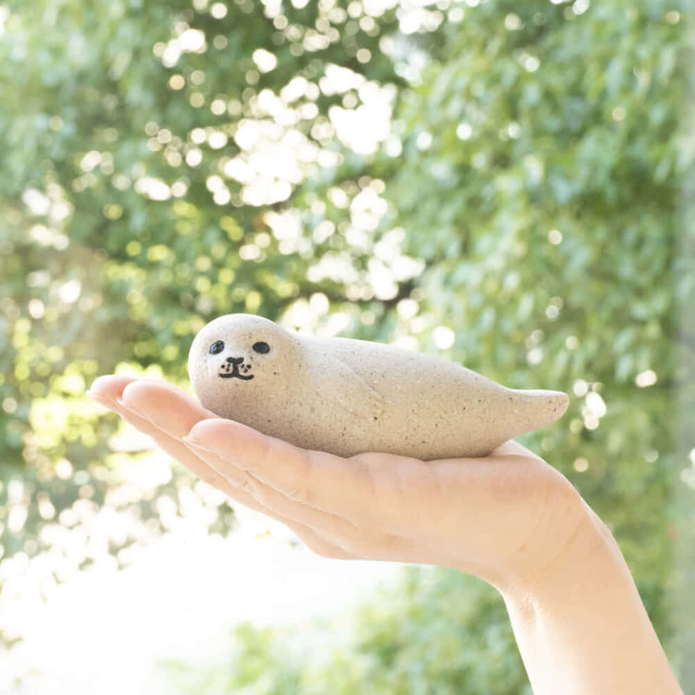 リサ・ラーソンの陶器「アザラシ」に！広島産カキの貝殻をアップ