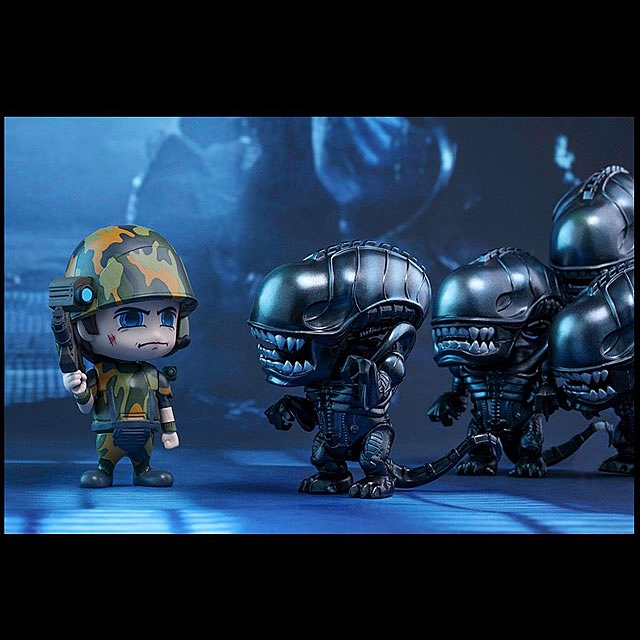 Hot Toys Aliens - Alien Warrior and USCM Cosbaby (S) Collectible Set