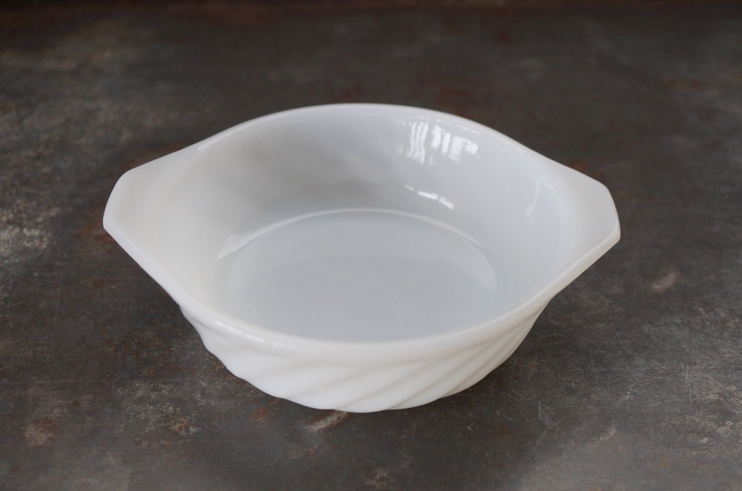 U.S.A. vintage Fire-king White SWIRL Casserole アメリカ