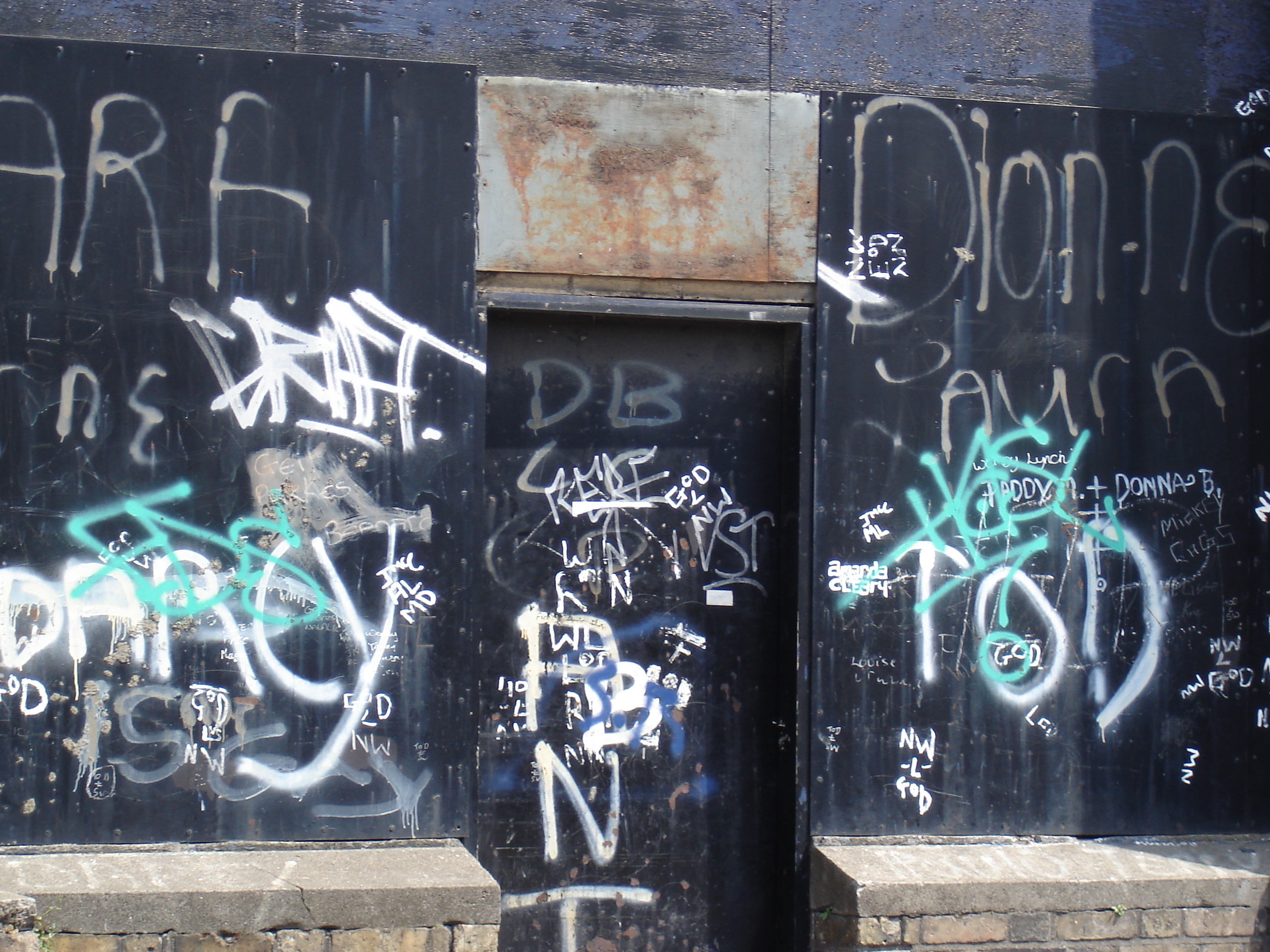 File:Crappy Graffiti (27819762).jpg - Wikimedia Commons