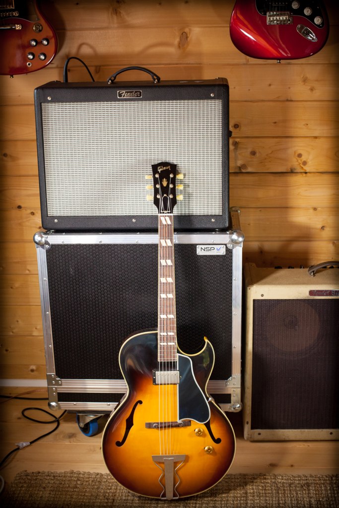 Archtop Tribute AT105Mっていうジャズギター（フルアコ）を買いました