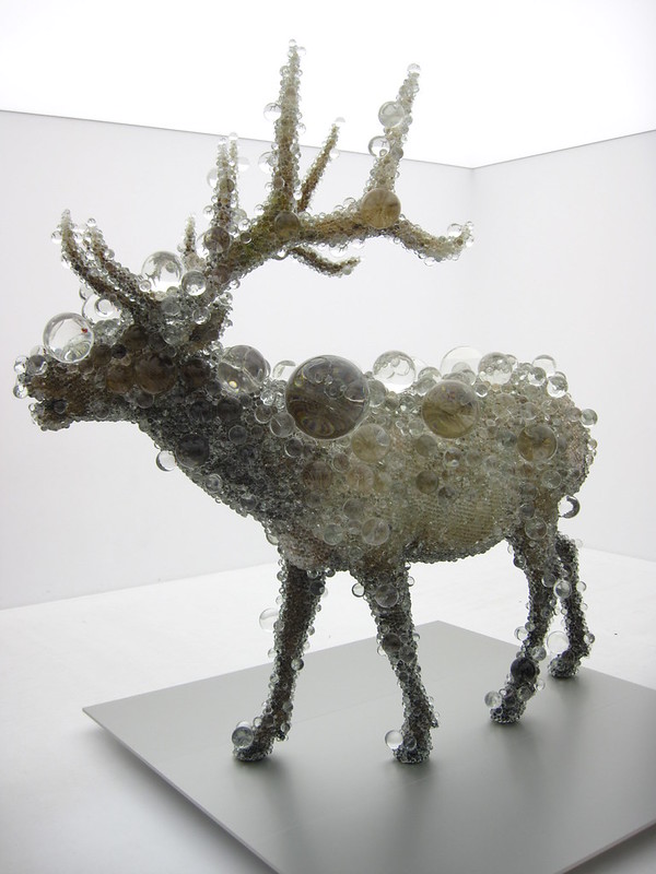 彫刻家の名和晃平はどんなアーティスト？鹿の剥製を利用した代表作や