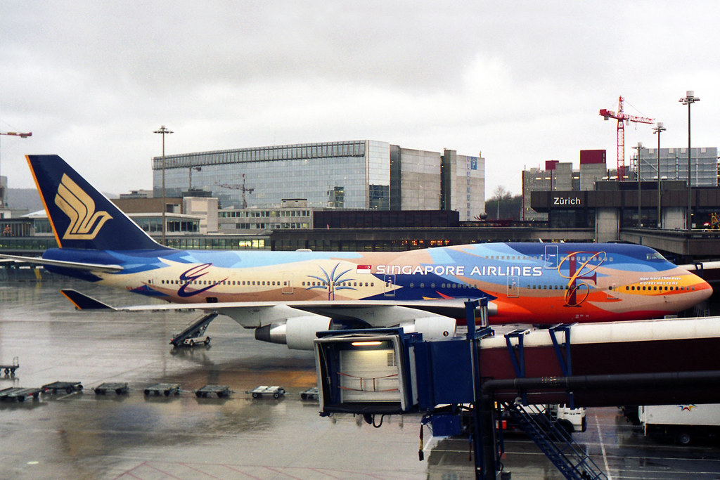 Singapore Airlines Boeing 747-412 9V-SPL 