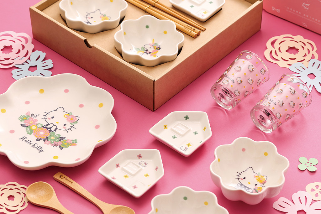 台湾 【サンリオ共同名】ハローキティグラスセットフラワー Mao's