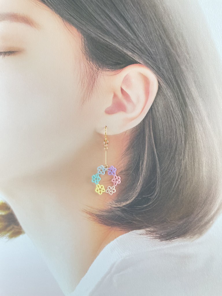 タティングレースの花輪ピアス イヤリング 虹 マルチカラー Kirarito