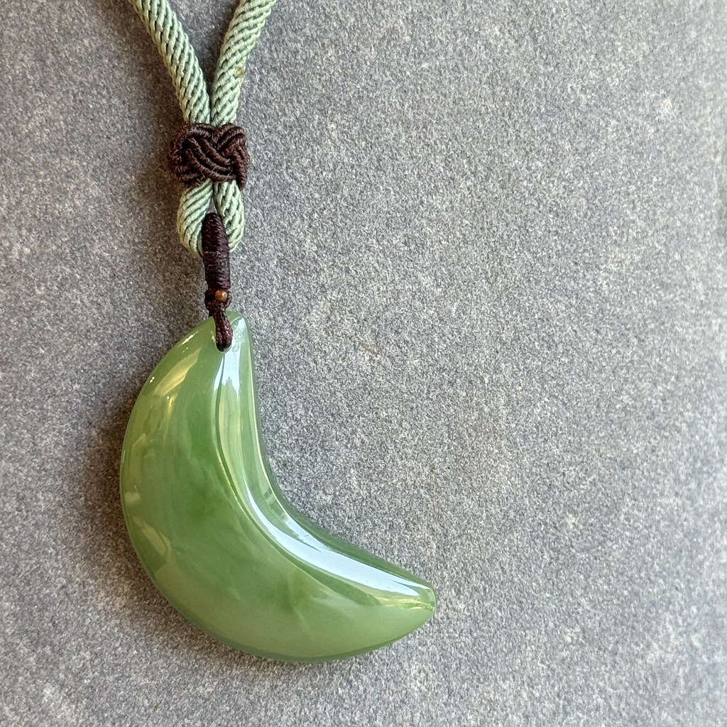 台湾 翠月承心 - 福氣玉光シリーズ - 台湾デザイン彫刻翡翠ペンダント