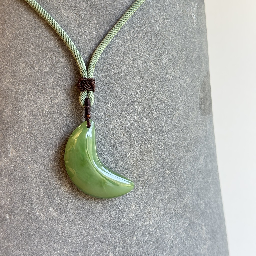 台湾 翠月承心 - 福氣玉光シリーズ - 台湾デザイン彫刻翡翠ペンダント