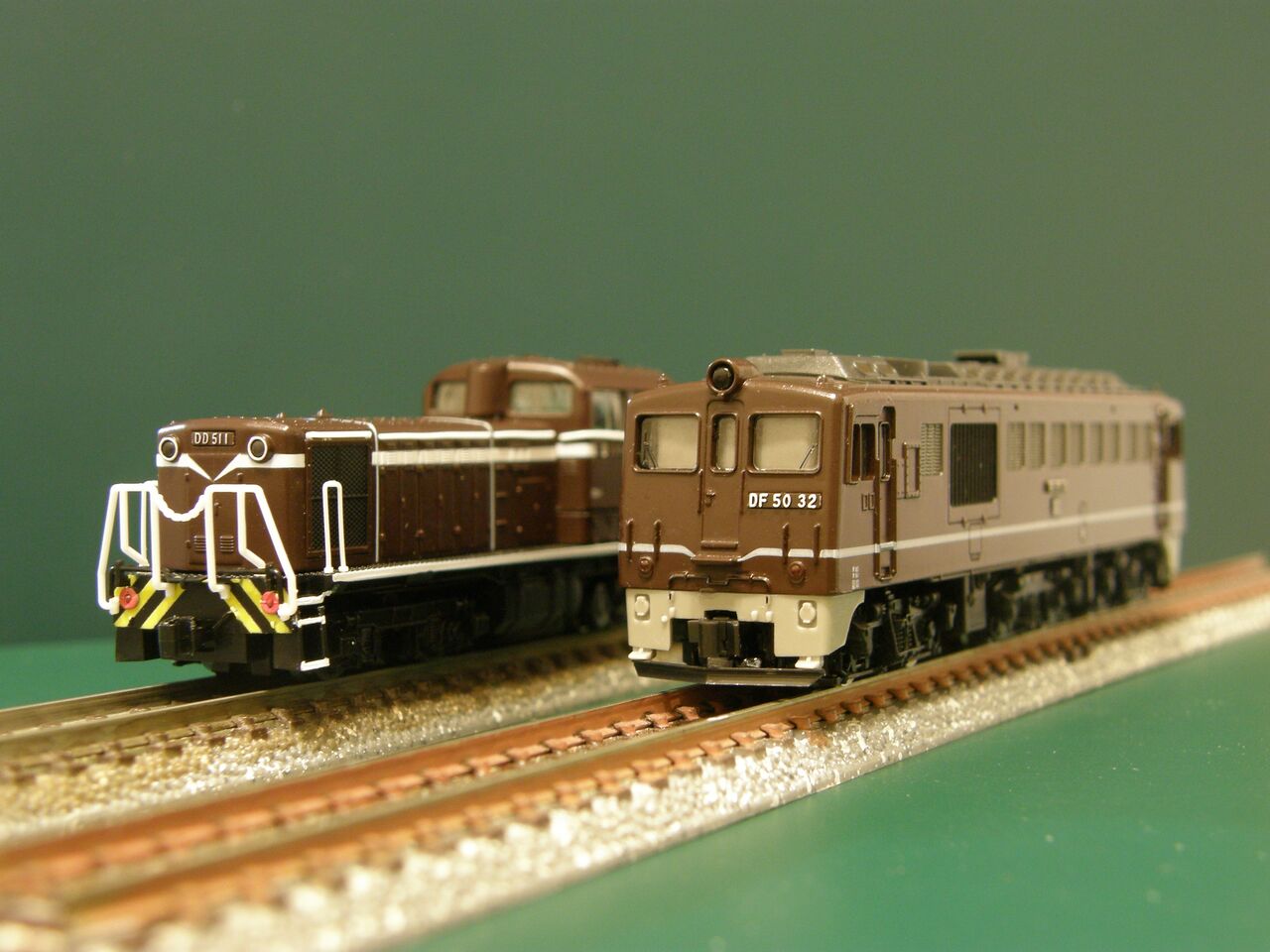 トミックス「DF50形・ブラウン」を、他の機関車と並べてみました
