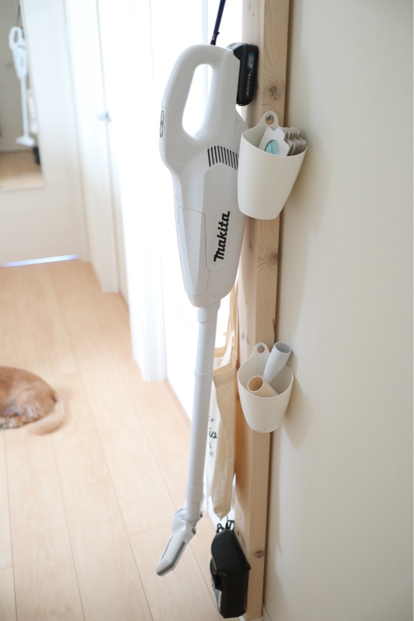 ラブリコ×セリアでマキタの掃除機スタンドをDIY : Chairs and