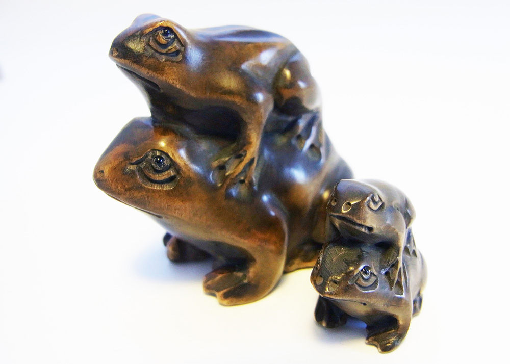 渋い根付け蛙。木彫チャームカエル。お守りにも。 : caeru blog カエル