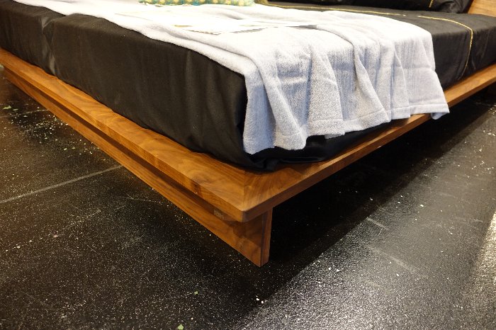 マスターウォール(MasterWaL)モアレスベッドにサータ社・スリム