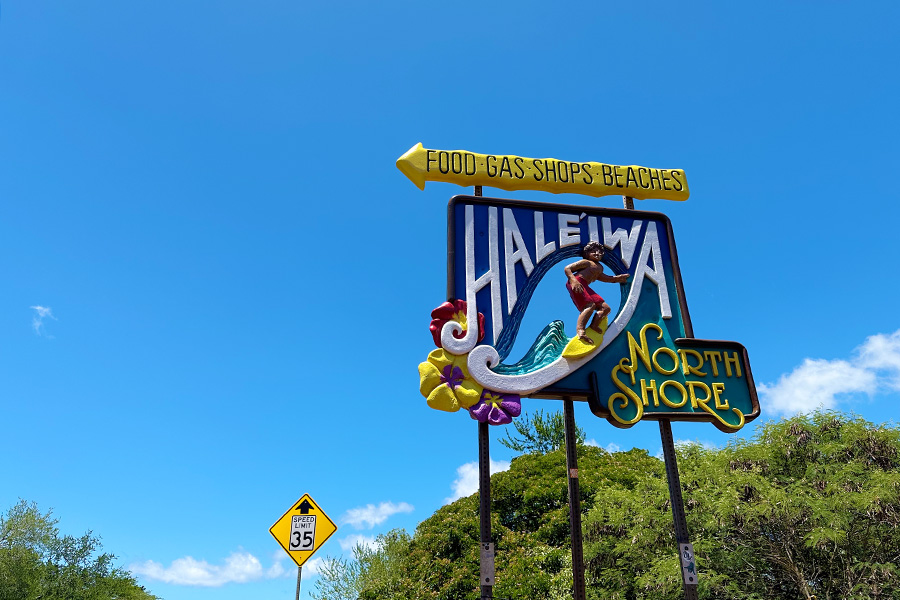 ノースショア ハレイワのバイパス沿いに立っている有名なサーファーの
