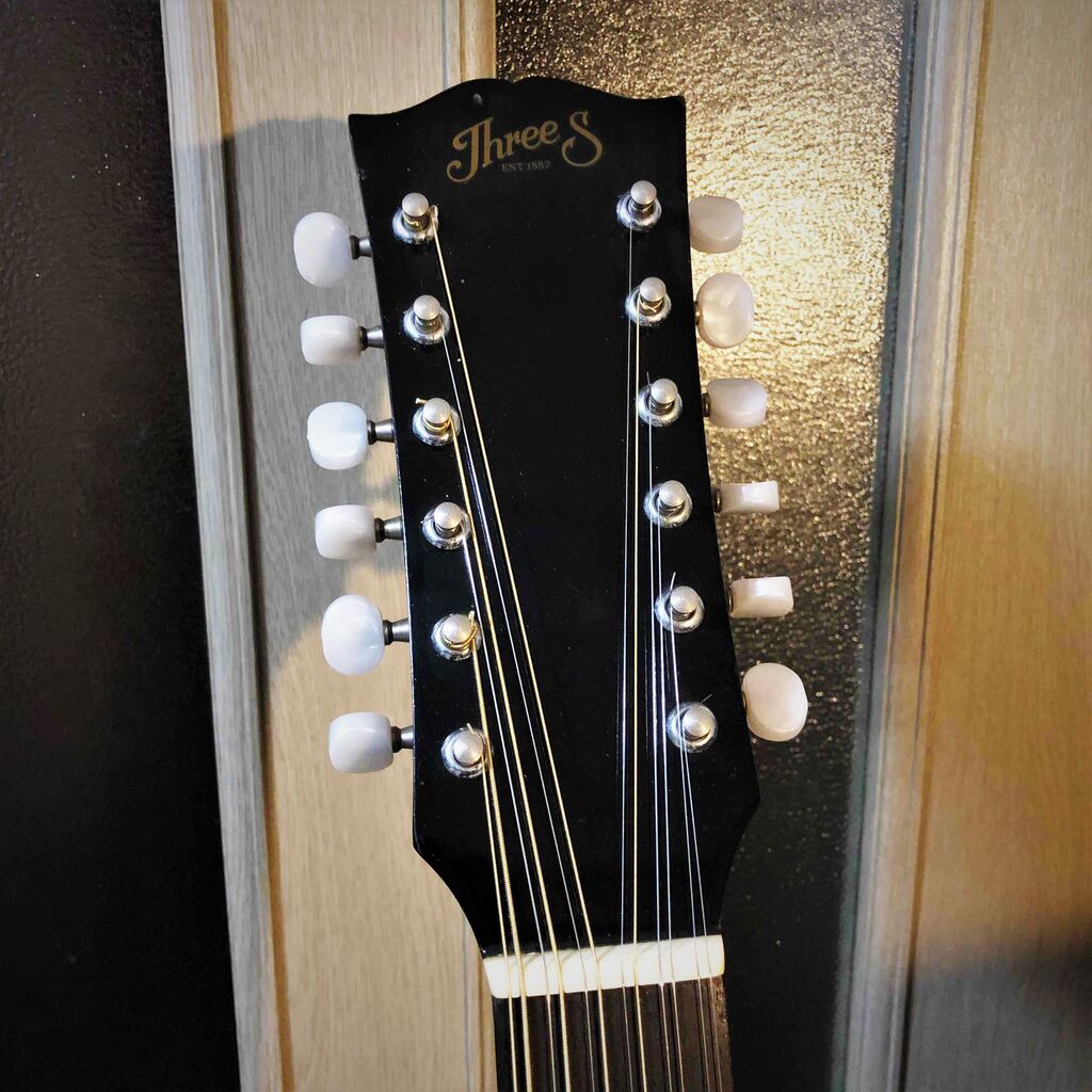 ギターは女だよ、56。（メインに鎮座し続けるチープギター / Three S