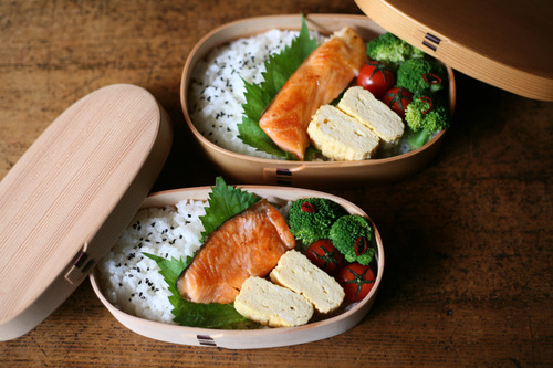 当店スタッフが使用している栗久の曲げわっぱのお弁当箱は2つ。小判型