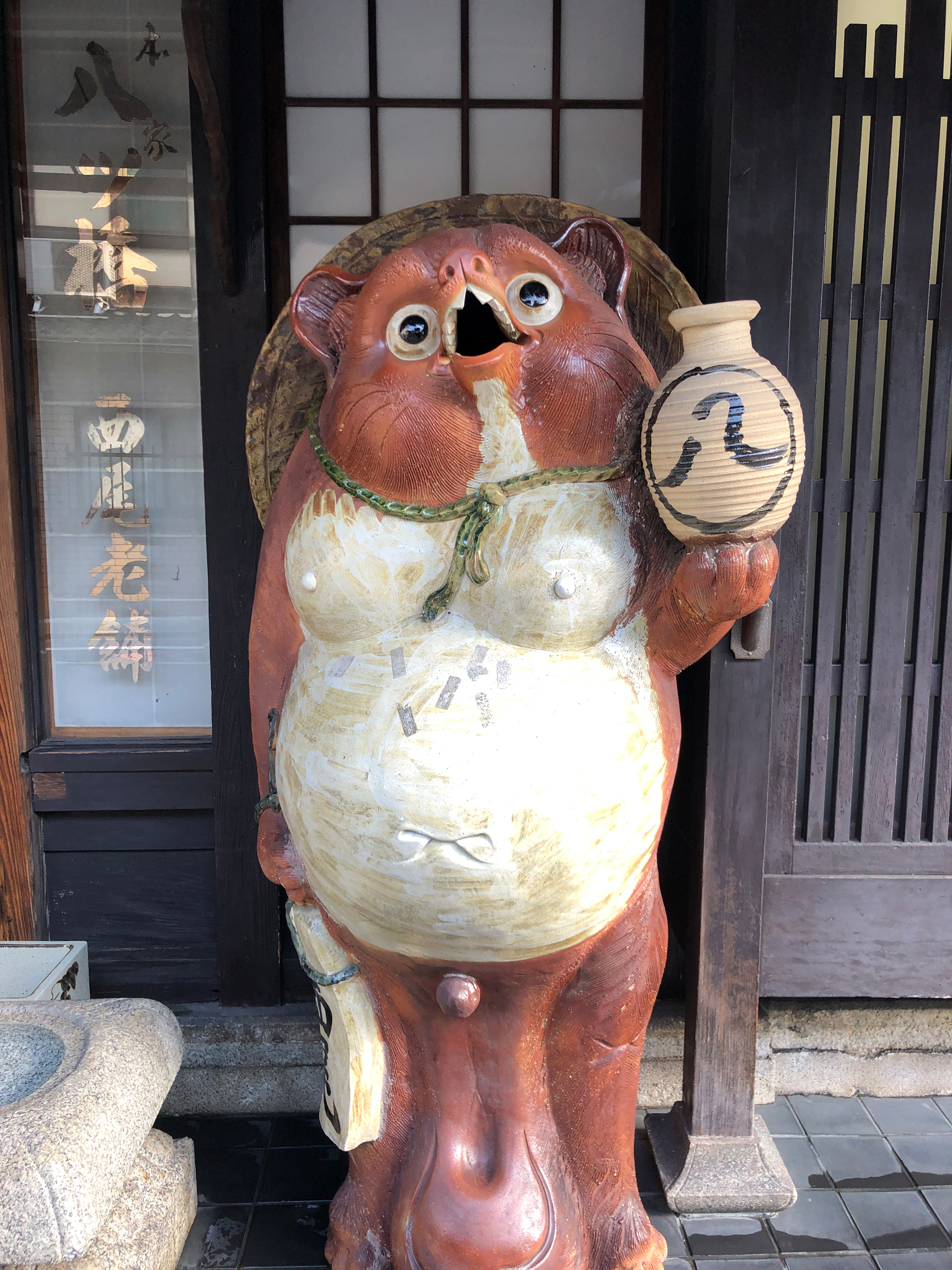 信楽焼のたぬき】信楽といえばイメージされるのが、あのユニークで飄々