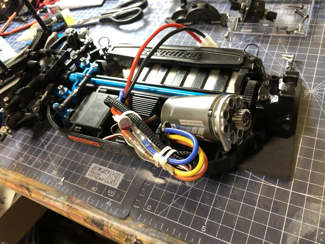 TT-01の修理 ドリルで穴あけとか : 小学生の息子とラジコン始めました。