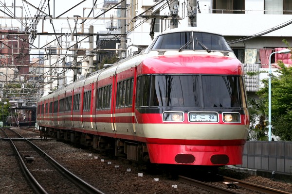 新塗装が先に消滅する珍事 小田急のLSEはなぜ旧塗装に統一されたのか